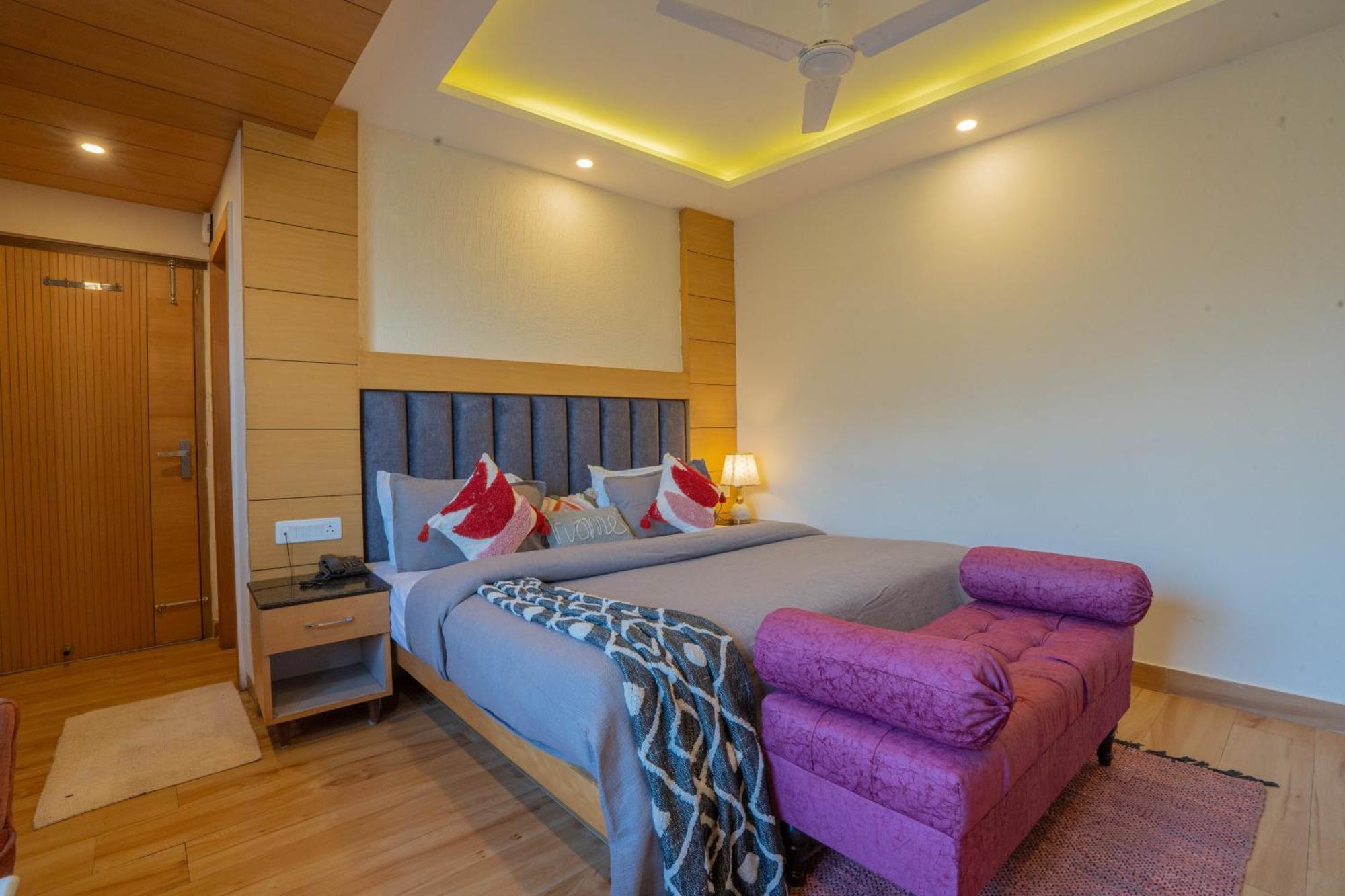 Super Hotel By Perfectstayz Mall Road 무소리에 외부 사진